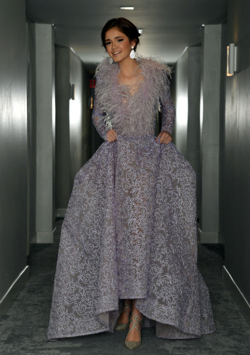 Traje lila, de Luis Antonio en The Mall of San Juan; pantallas color plata, de Galería; y zapatos Jimmy Choo, The Mall of San Juan. (Foto: Andre Kang)
