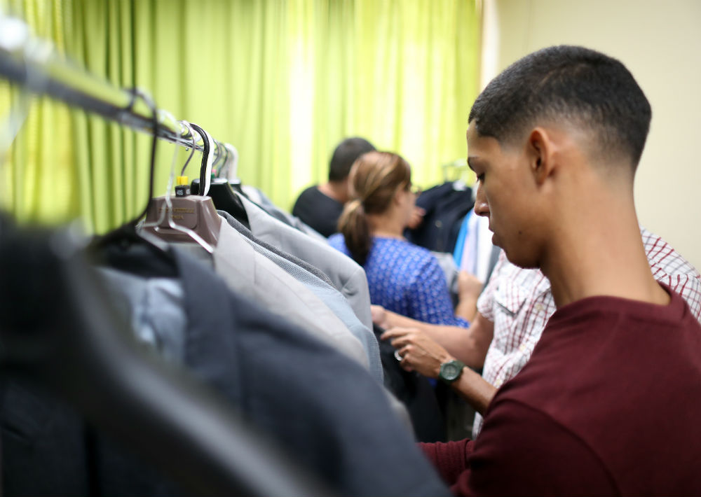 Emanuel Lasanta busca el estilo perfecto para su “prom”. (Fotos: David Villafañe)