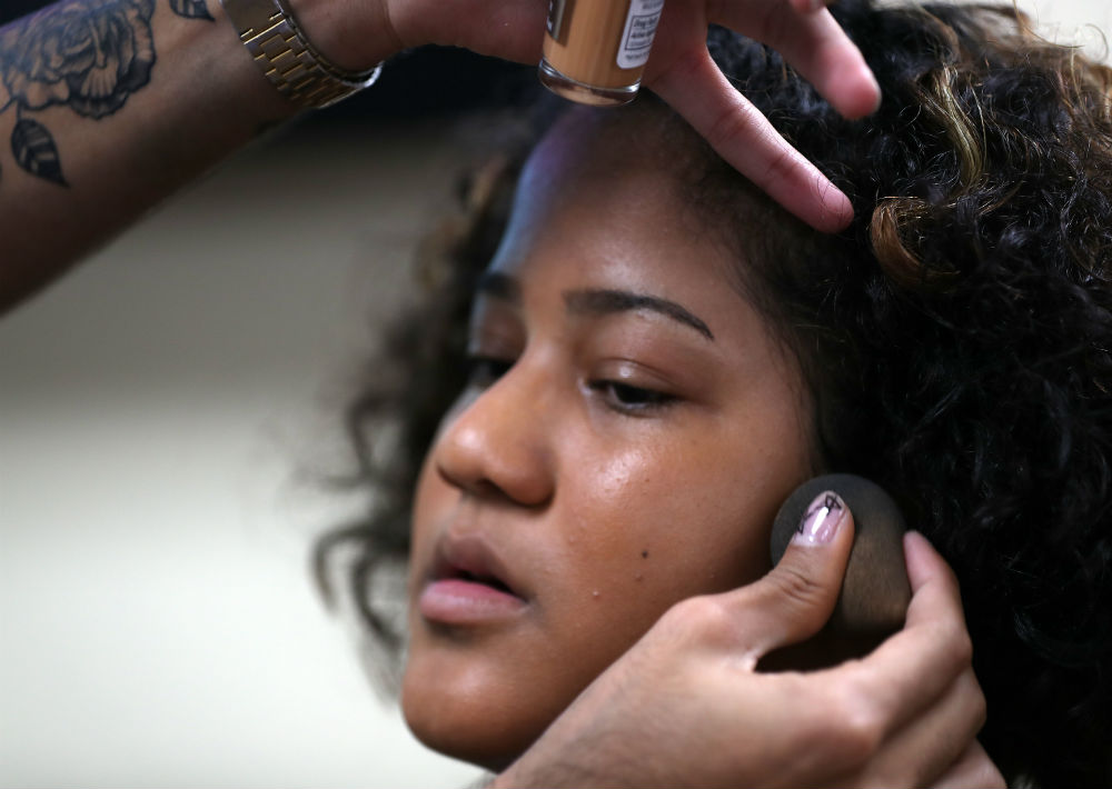 Un experto le hace una prueba de maquillaje a la joven Génesis Rosa. (Fotos: David Villafañe)