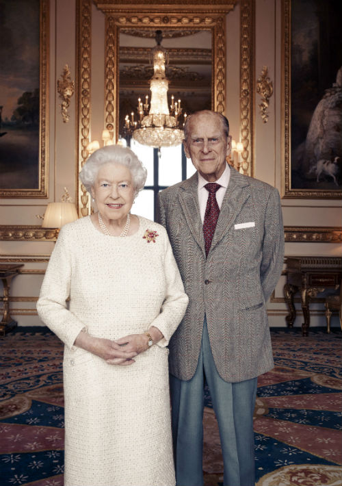 Siete décadas después, la reina Elizabeth II y el príncipe Philip, a sus más de 90 años, siguen siendo una pareja fuerte cuyo matrimonio es una piedra angular en la vida pública británica en medio de un mundo de cambio. (AP)
