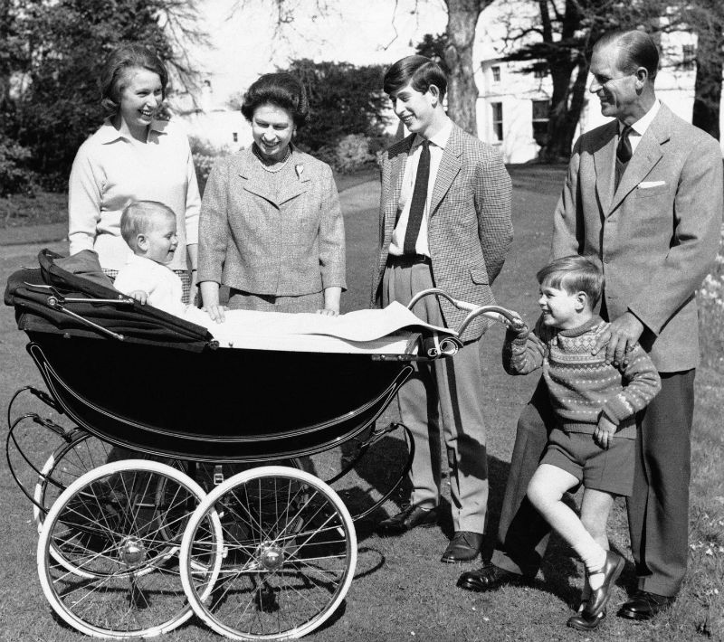 Elizabeth conoció a Philip, oficial de la Marina e hijo del príncipe Andrés de Grecia, en la boda de un primo de Philip en 1934. (AP)