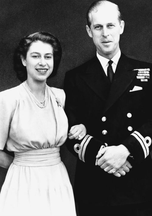 En su 50 aniversario de boda, Elizabeth II calificó a su esposo como “simplemente (...) mi fortaleza y base todos estos años”. (AP)