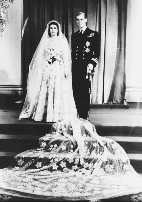 Cuando la princesa Elizabeth de Inglaterra, de 21 años, contrajo matrimonio con el teniente Philip Mountbatten, de 26, en la abadía de Westminster en 1947, el enlace provocó alegría y festejos en un país que se recuperaba de la Segunda Guerra Mundial. (AP)