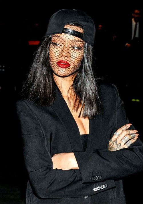 La cantante Rihanna es una de las estrellas que suele lucir muchas de estas piezas. (AP)
