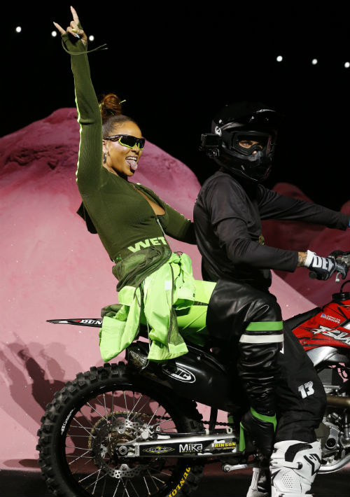 Rihanna entró en la parte trasera de una motora a su desfile en la Semana de la Moda de Nueva York. (AP)