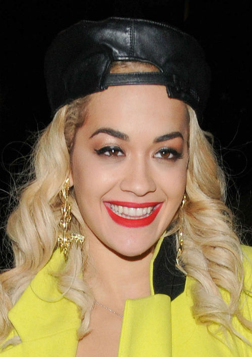 La cantante y actriz Rita Ora en una de sus piezas. (AP)