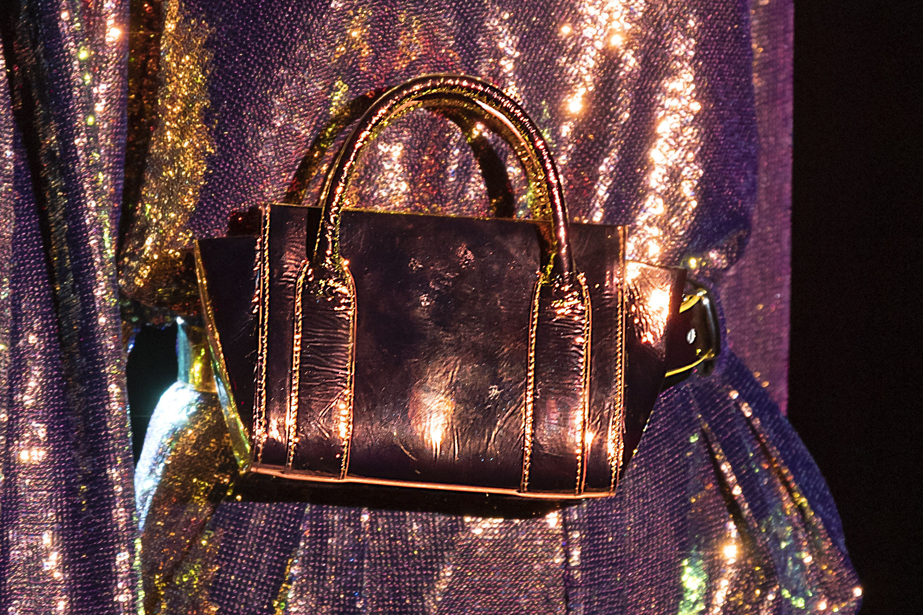 El “fanny pack” se quedó un buen rato más por su comodidad y conveniencia en tiempos de pandemia y por qué no lucirlo en tono metálico como este de la casa de moda Sally La Pointe. (WGSN)