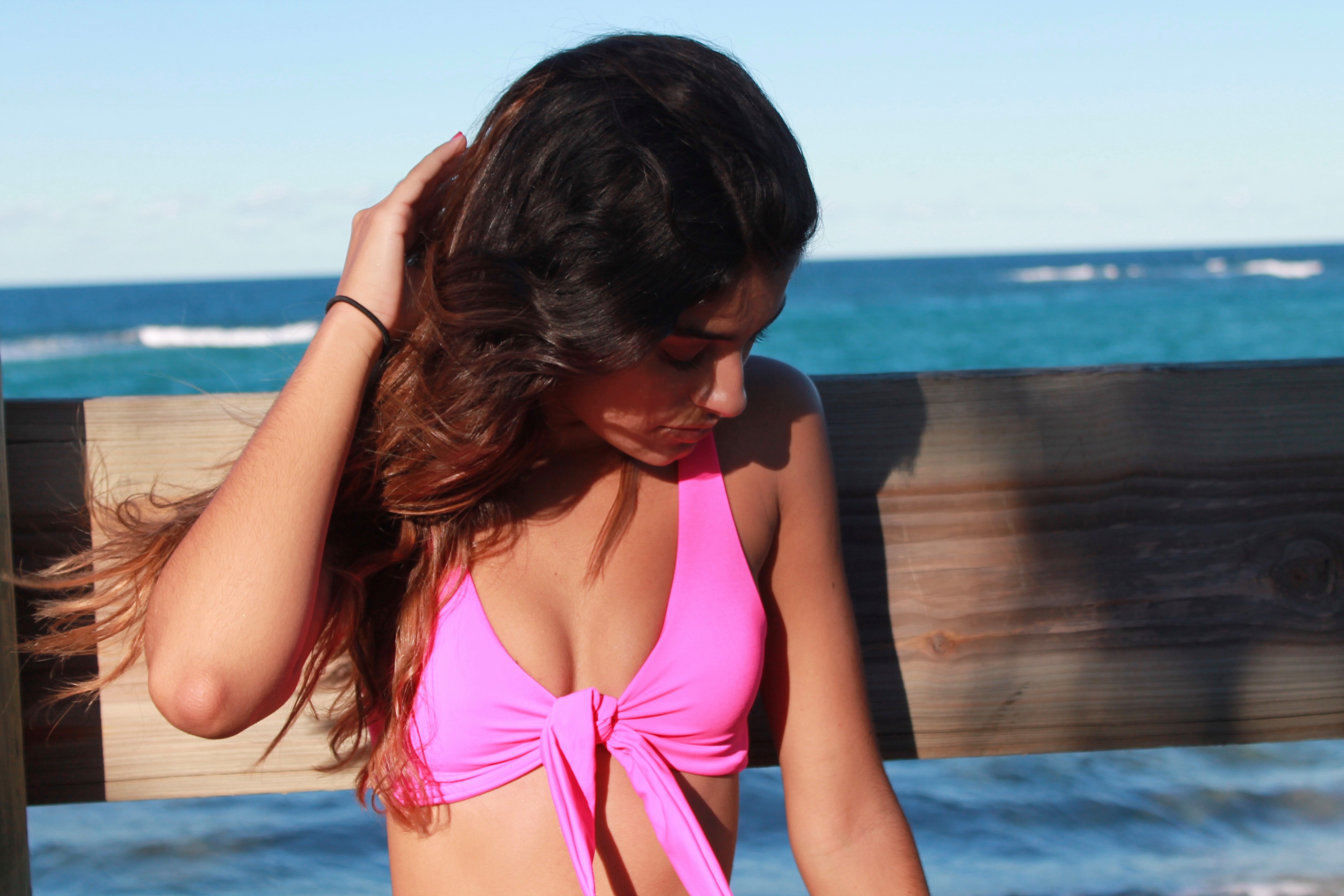 Los tonos neón son parte de la tendencia de la temporada. Bikini de Solazul Swimwear. (Foto: Suministrada/ Ilexander Rivera)