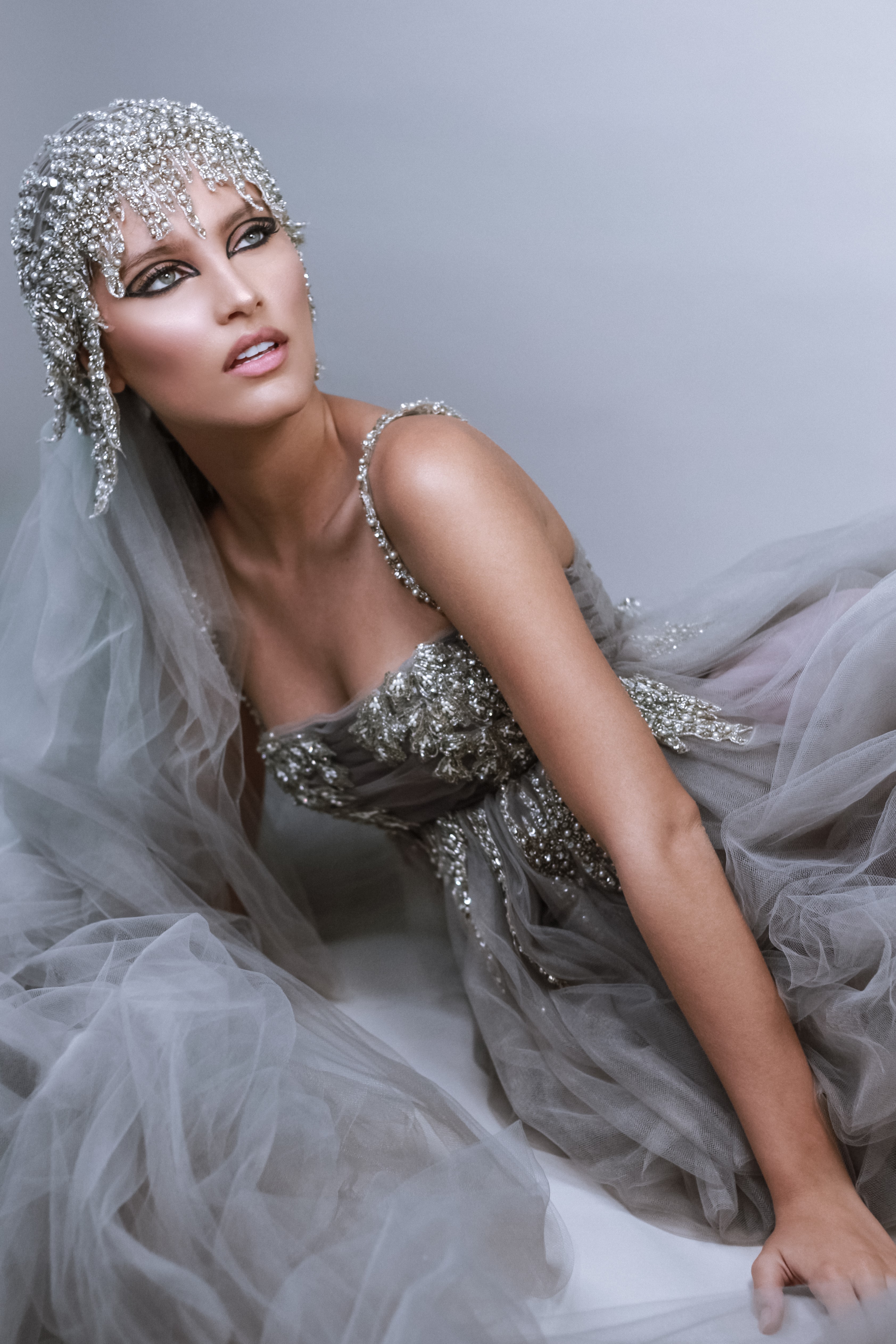 Krystal modela un vestido de Stella Nolasco. El maquillaje estuvo a cargo de Christopher Feliciano y la foto fue tomada por José Antonio Alameda. (Foto Suministrada)