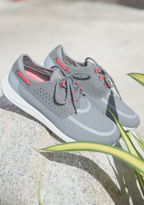 1.Tenis – Si tu calzado no es cómodo, la diversión no será mucha y para disfrutar de la Sanse es necesario llevar estilos cerrados y en materiales suaves. Los tenis están muy de moda, así que también puedes verte “sporty chic” con un par en tonalidades claras, con detalles de brillo o elementos que sean diferentes. Modelo disponible en Novus. (Foto: Suministrada)
