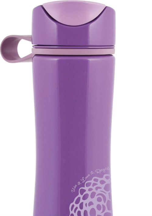 5. Botella de agua – La hidratación es sumamente importante para que puedas disfrutar de una larga fiesta. Busca botellas que mantengan la temperatura baja por más tiempo y que sean seguras para tu salud. Botella en aluminio de la marca Aladdin. (Foto: WGSN)