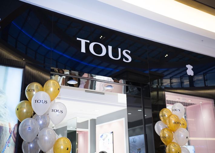 La tienda está ubicada en el primer nivel de The Mall of San Juan.