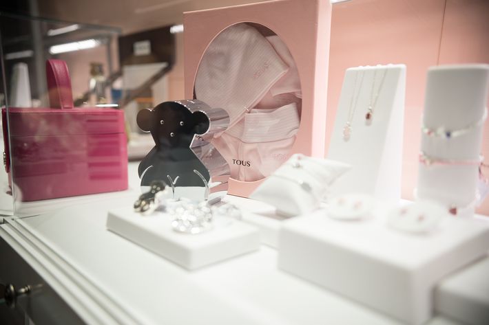 Detalle de las prendas puestas en vitrina, en la apertura de la tienda Tous en The Mall of San Juan.