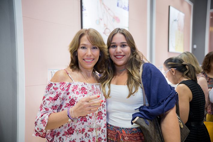 Rosa Molina e Ivaniella López Molina, en la apertura de la tienda Tous en The Mall of San Juan.