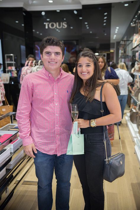 Michael Fernández y Dasha Rivera, en la apertura de la tienda Tous en The Mall of San Juan.