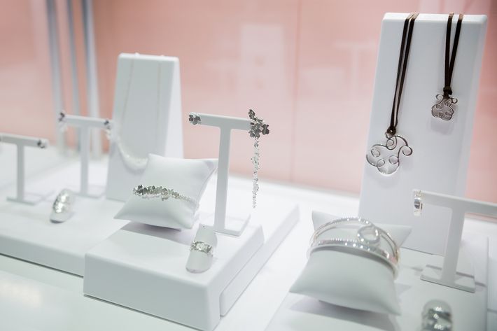 Detalle de las prendas puestas en vitrina, en la apertura de la tienda Tous en The Mall of San Juan.