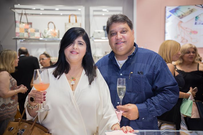 Nelly y Jaime Saenz, en la apertura de la tienda Tous en The Mall of San Juan.