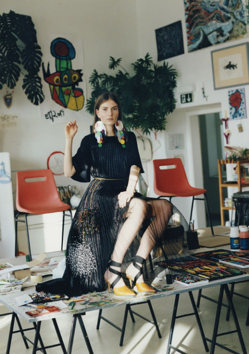 Transparencias: En las piezas de “Pre-fall” las transparencias se llevan de manera delicada en detalles tan sencillos como las mangas o en piezas más amplias como faldas plisadas, “bomber jackets” y blusas. (WGSN)