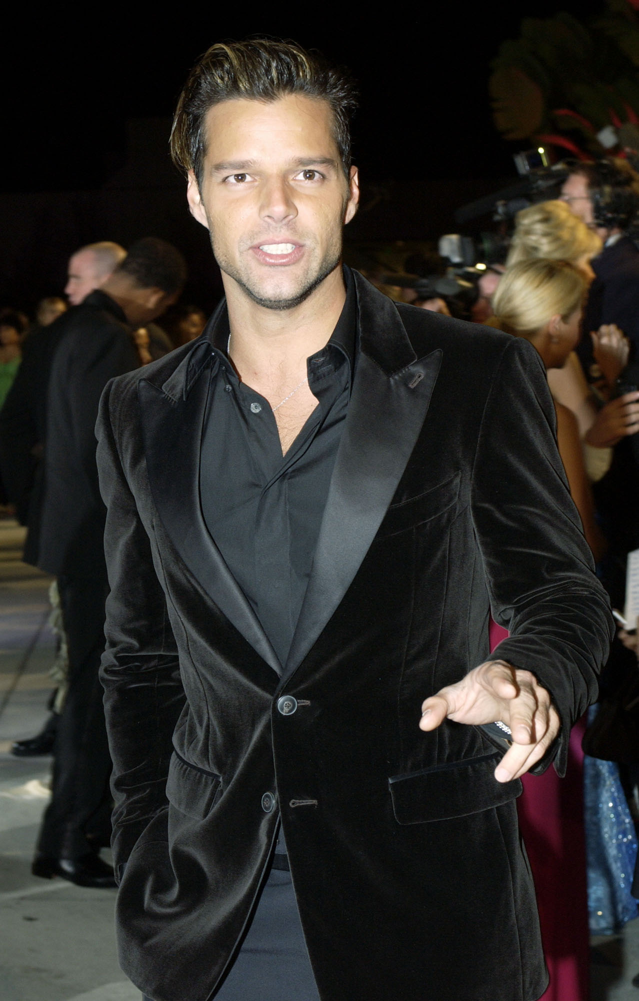 A tono con las tendencias del momento, el astro boricua seleccionó una chaqueta de terciopelo para asistir a la fiesta “post-Oscar” que anualmente ofrece la revista “Vanity Fair”. La foto fue tomada en febrero de 2004. (Archivo)