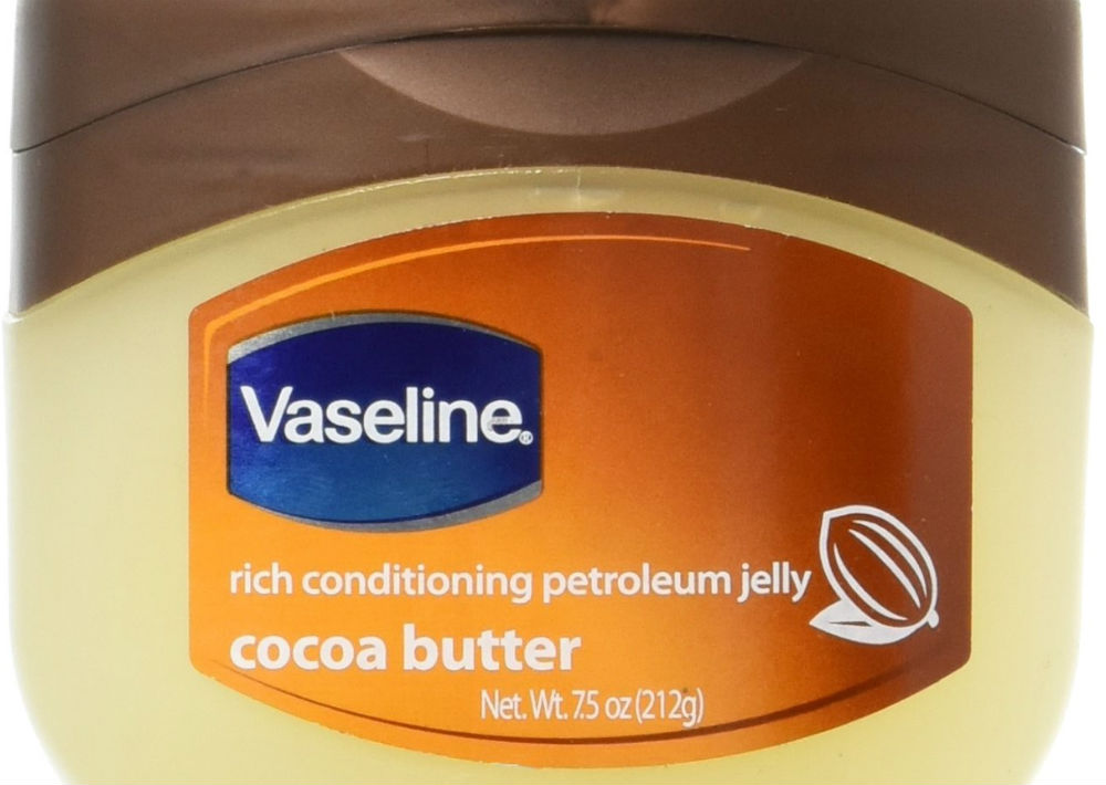 Vaseline Lip Therapy Cocoa Butter te ayuda a mantener tus labios hidratados. La fórmula contiene cacao y ayuda a sellar la humedad en los labios, dejándolos más suaves. Puedes usarlo debajo o sobre el lápiz labial. Disponible en Walgreens. (Foto: Suministrada)
