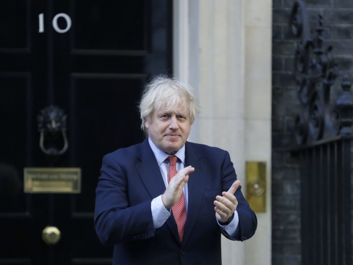 Captan a Boris Johnson haciendo ejercicios en el jardín de la reina Elizabeth II