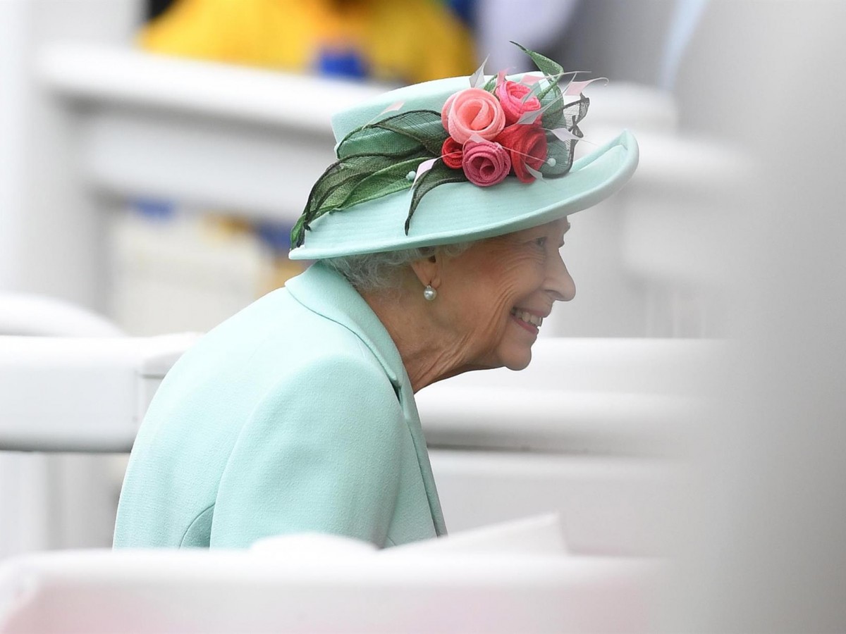 Elizabeth II es dada de alta del hospital y decide descansar por unos días