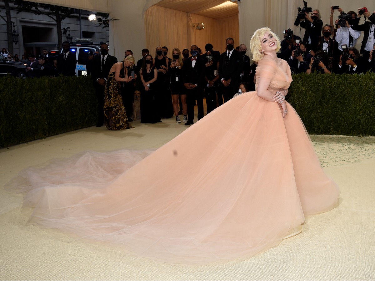 Billie Eilish aceptó llevar un vestido de Oscar de la Renta en la Gala del MET si la marca dejaba de vender pieles