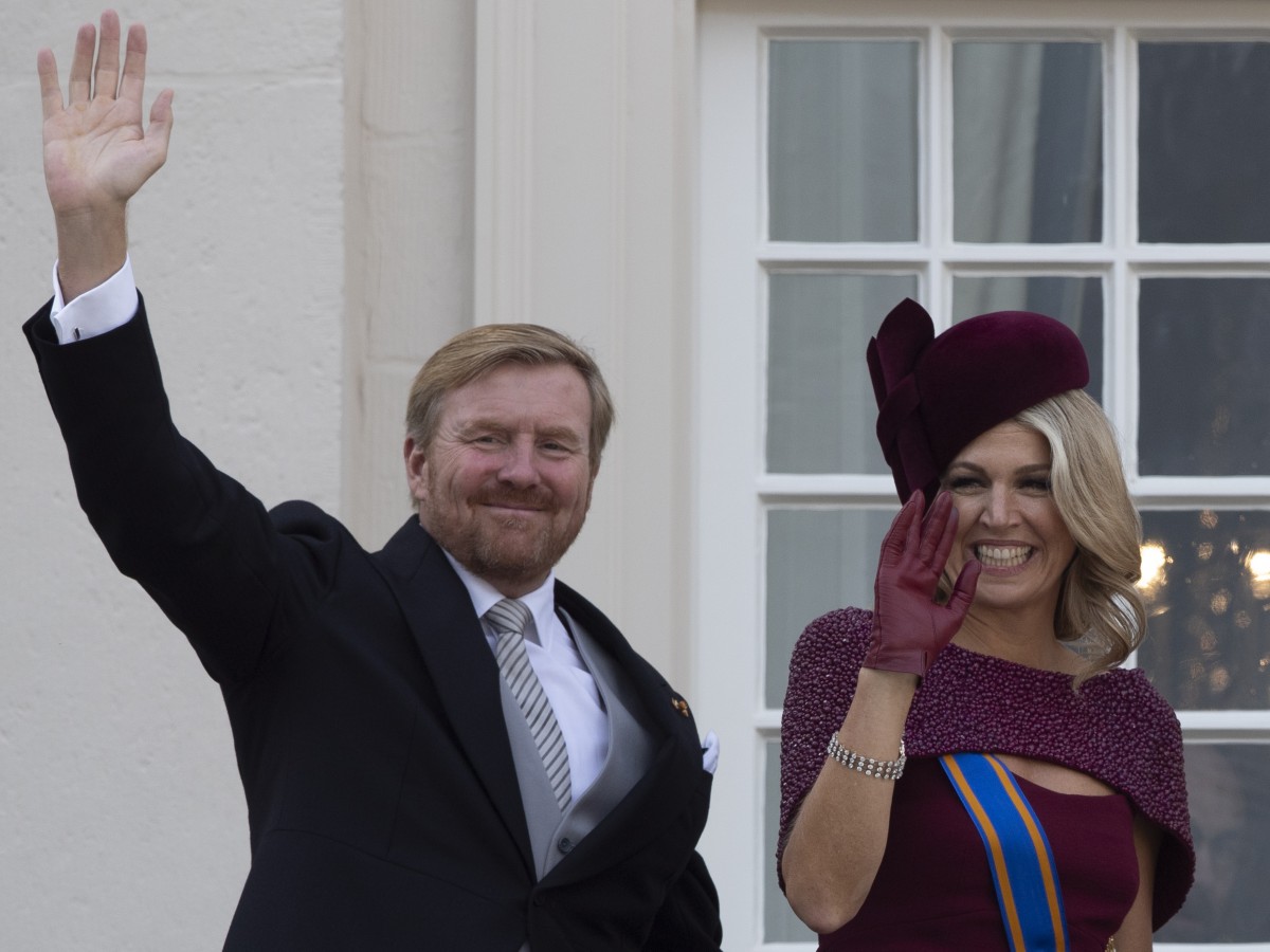 Los reyes de Holanda suspenden sus vacaciones antes innumerables críticas