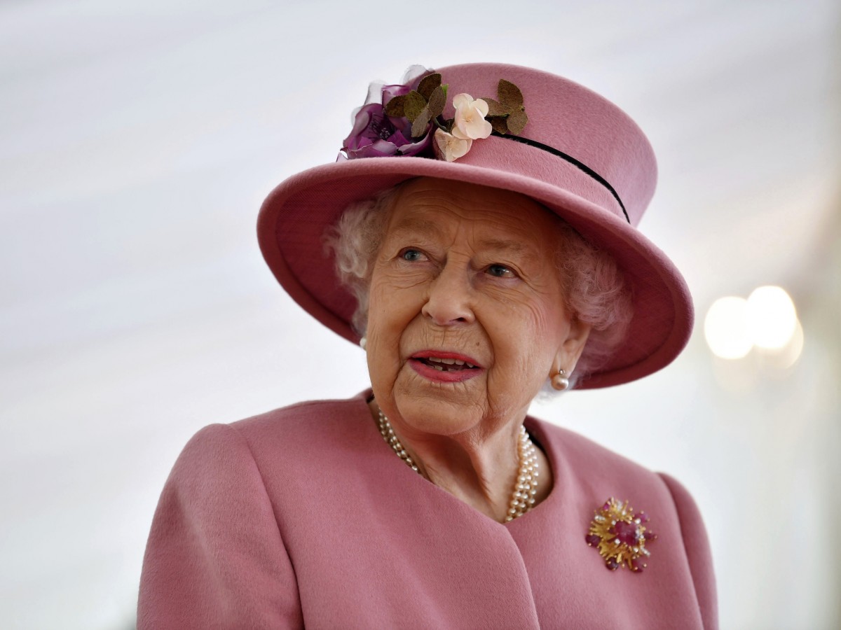 Elizabeth II: la vacuna es rápida, indolora y ayuda a otros
