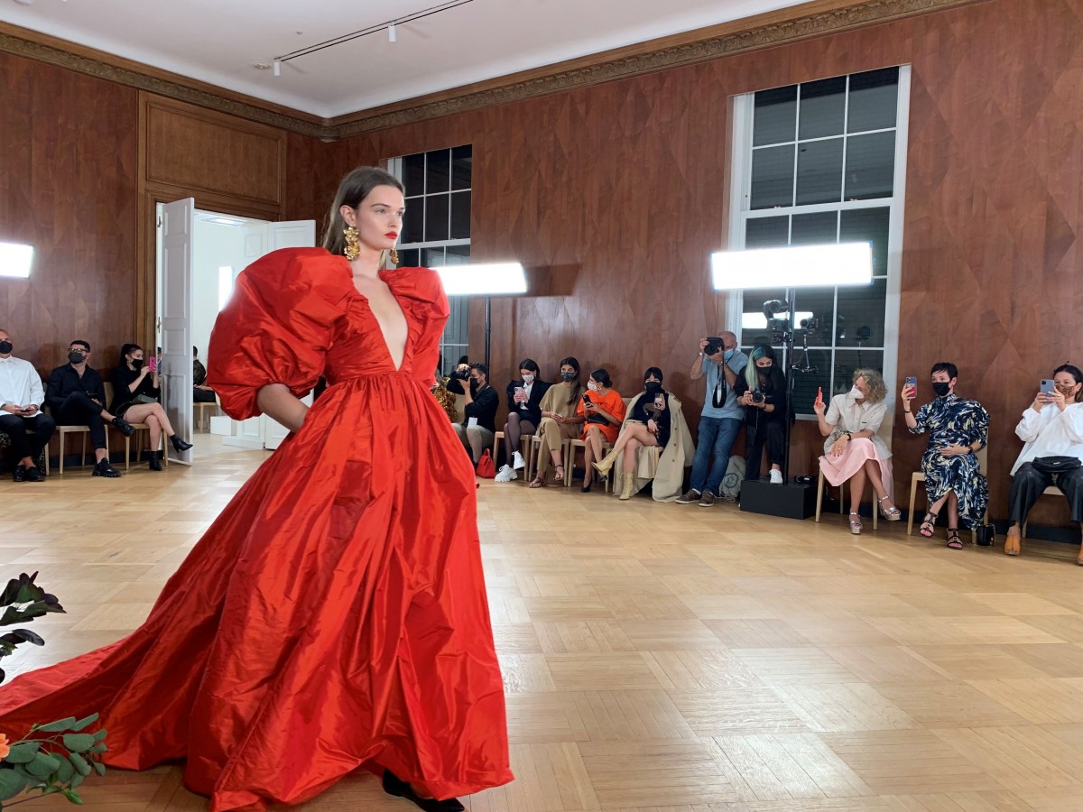 Carolina Herrera viaja a los años 80 con su nueva colección