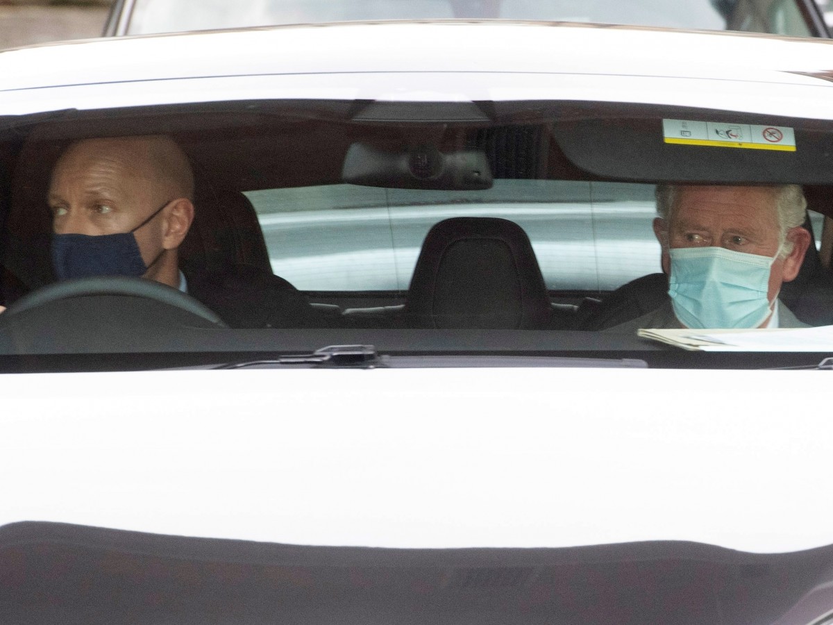 El príncipe Charles visita a su padre en el hospital