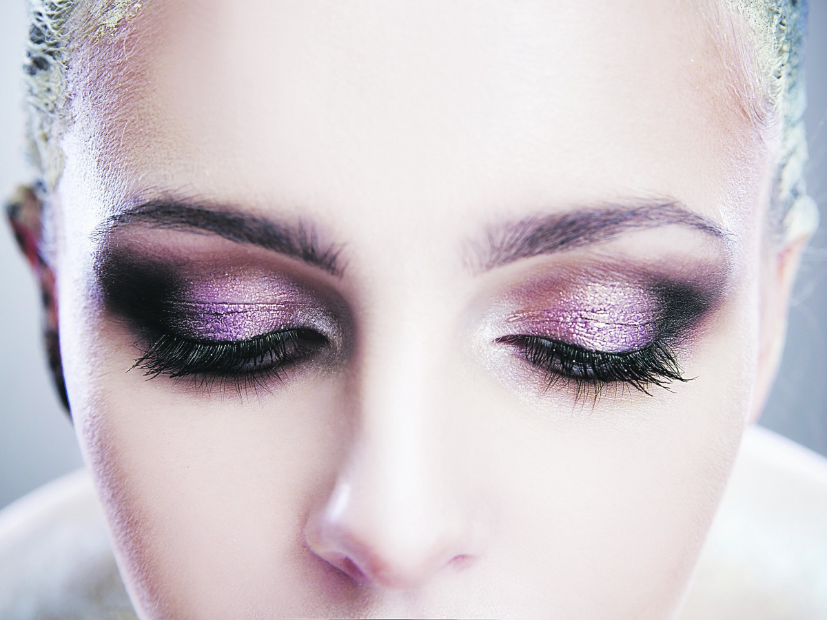 El maquillaje de ojos llamativos se impone en las tendencias para el fin de año