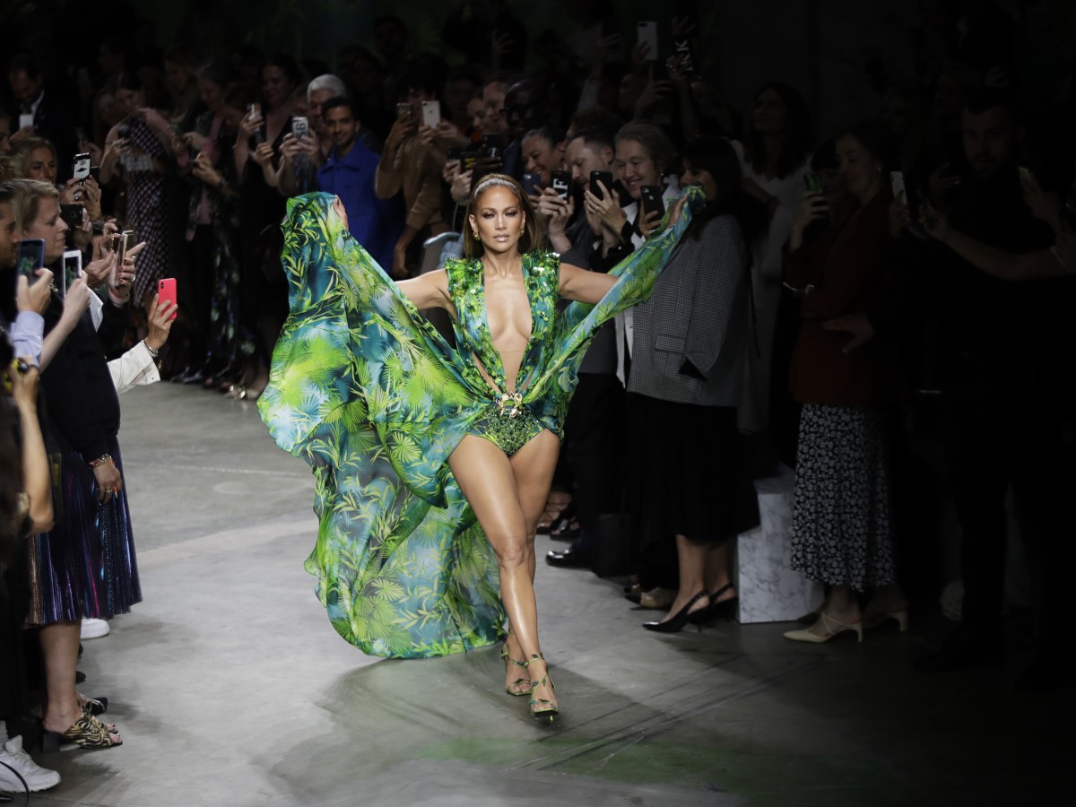 Jennifer López vuelve a sorprender con el vestido verde de Versace