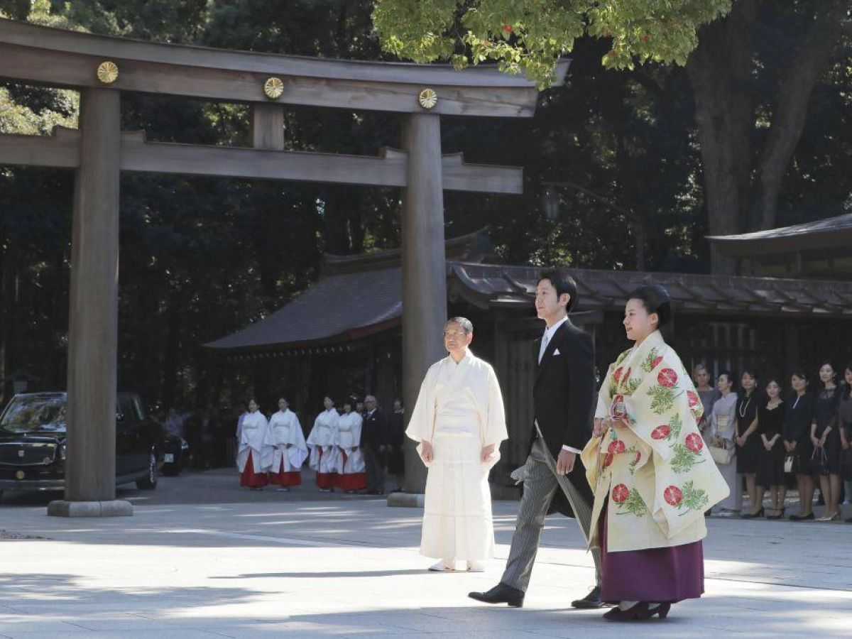 La princesa Ayako renuncia a la realeza y se casa por amor