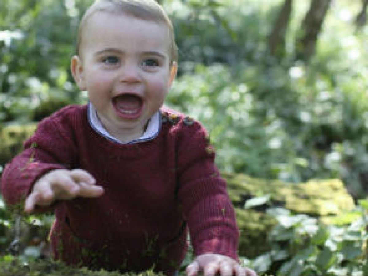 Duques de Cambridge revelan tiernas fotos del príncipe Louis en su cumpleaños