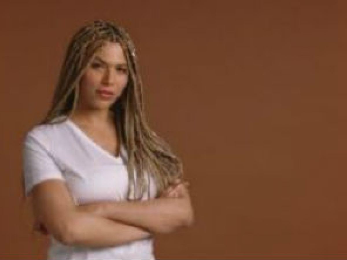 L’Oréal despide a su primera modelo transgénero por comentarios ofensivos contra los blancos