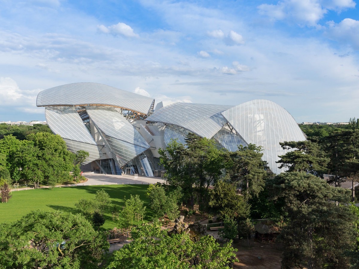 Fábricas de cosmética del grupo LVMH producirán desinfectantes para hospitales en Francia