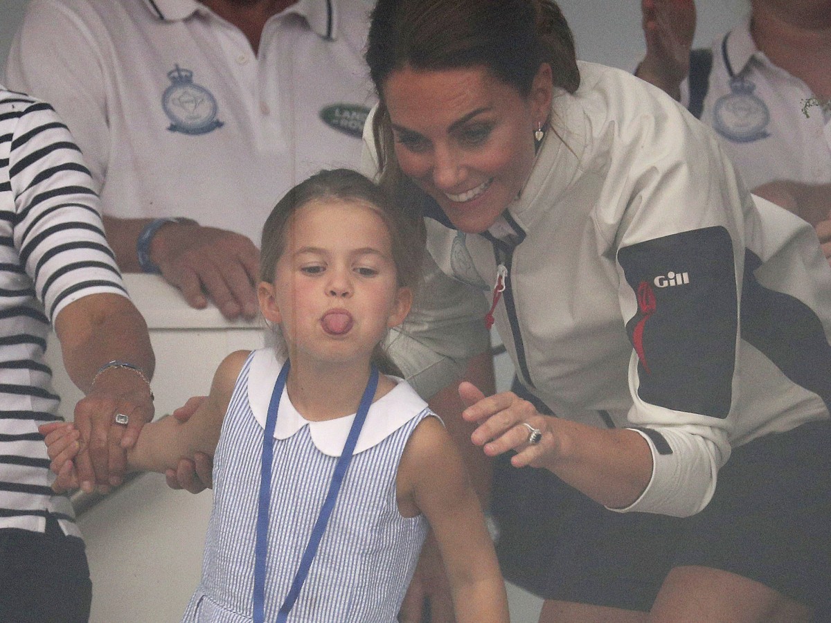 Charlotte le roba el “show” a sus padres en regata benéfica