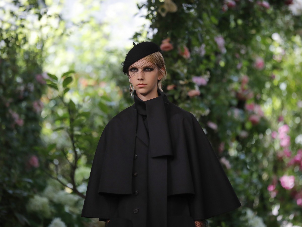Dior se viste de negro en Paris para su colección otoño-invierno 2020