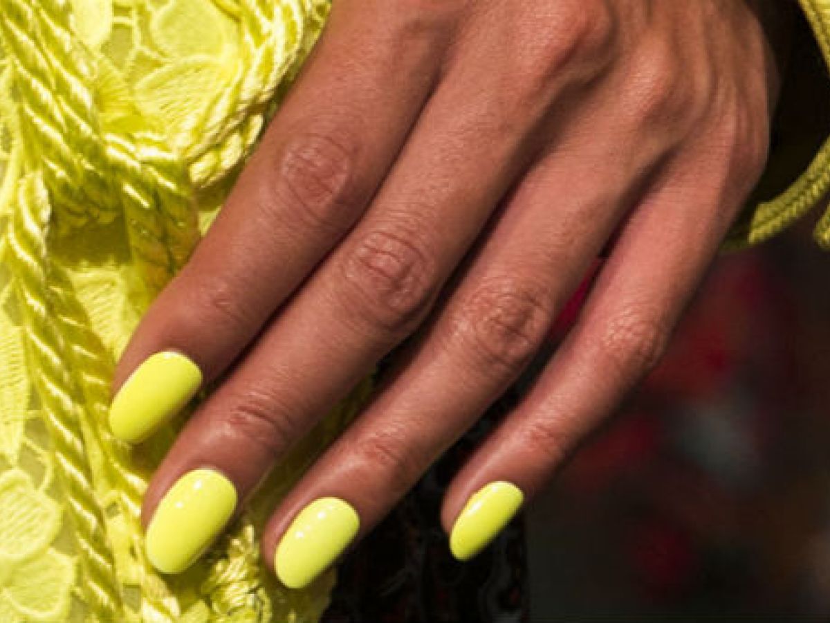 Las uñas se distinguen con diseños y colores que son puro drama