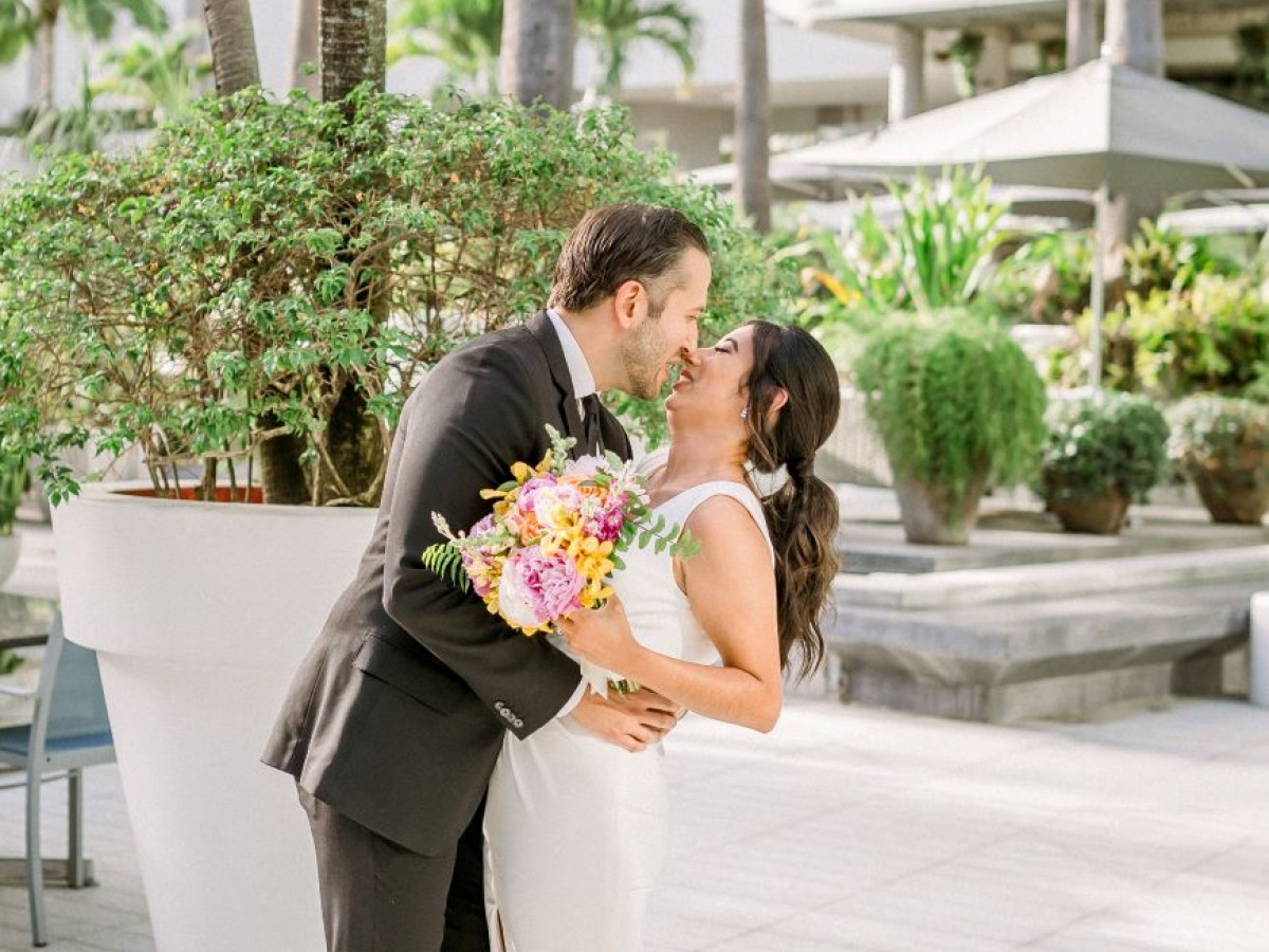 Con las olas y arena como testigos