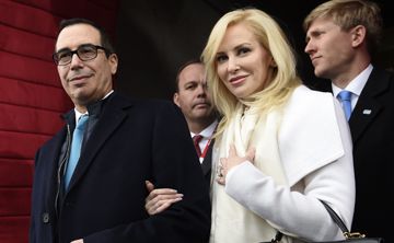 Critican a esposa del secretario Mnuchin por lujoso atuendo