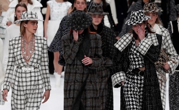 Chanel rinde homenaje a Karl Lagerfeld en París