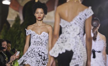 Feminidad aflorada y texturas en el desfile neoyorquino de Oscar de la Renta