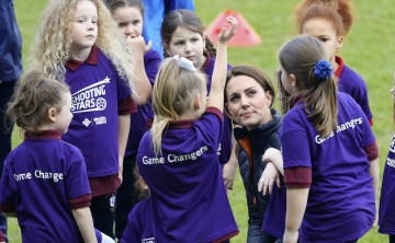 La duquesa de Cambridge juega fútbol en Irlanda