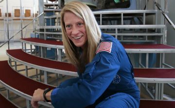Una astronauta muestra cómo se lava el cabello en el espacio
