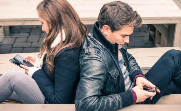 El celular empeora la relación de pareja