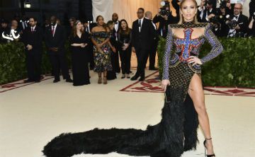 Reconocen a JLo como icono de la moda