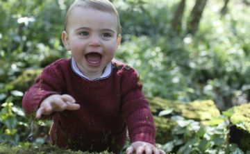 Duques de Cambridge revelan tiernas fotos del príncipe Louis en su cumpleaños