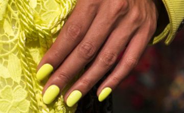 Las uñas se distinguen con diseños y colores que son puro drama